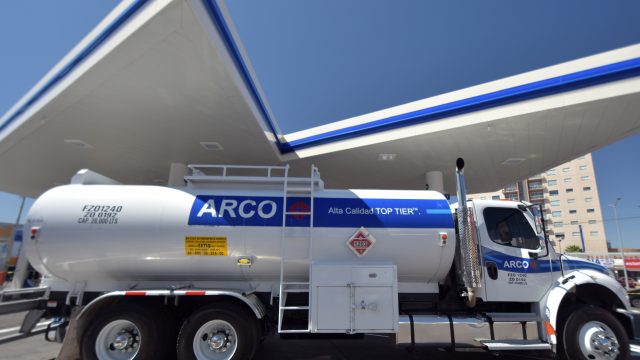 La cadena estadounidense Arco quita 130 gasolineras a Pemex